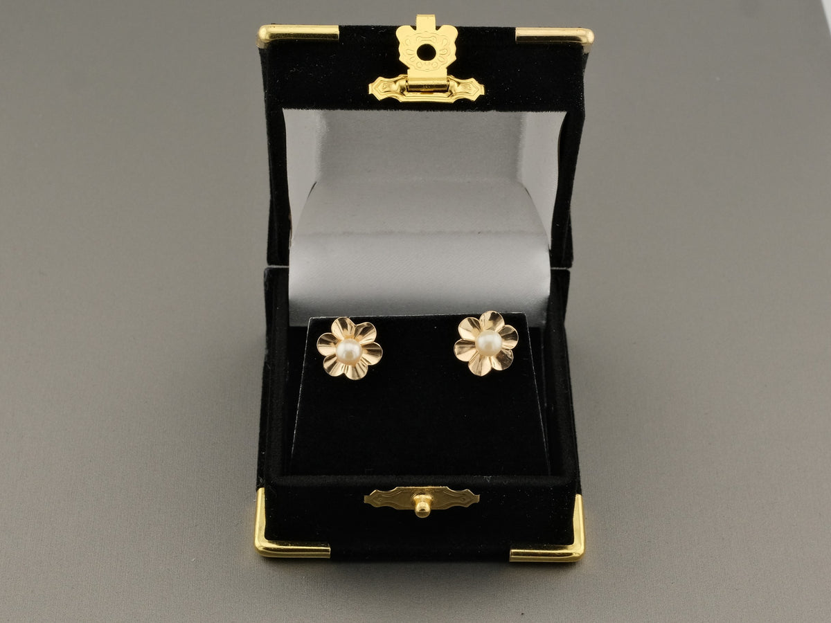 14K Gold Pearl Flower Studs Earrings